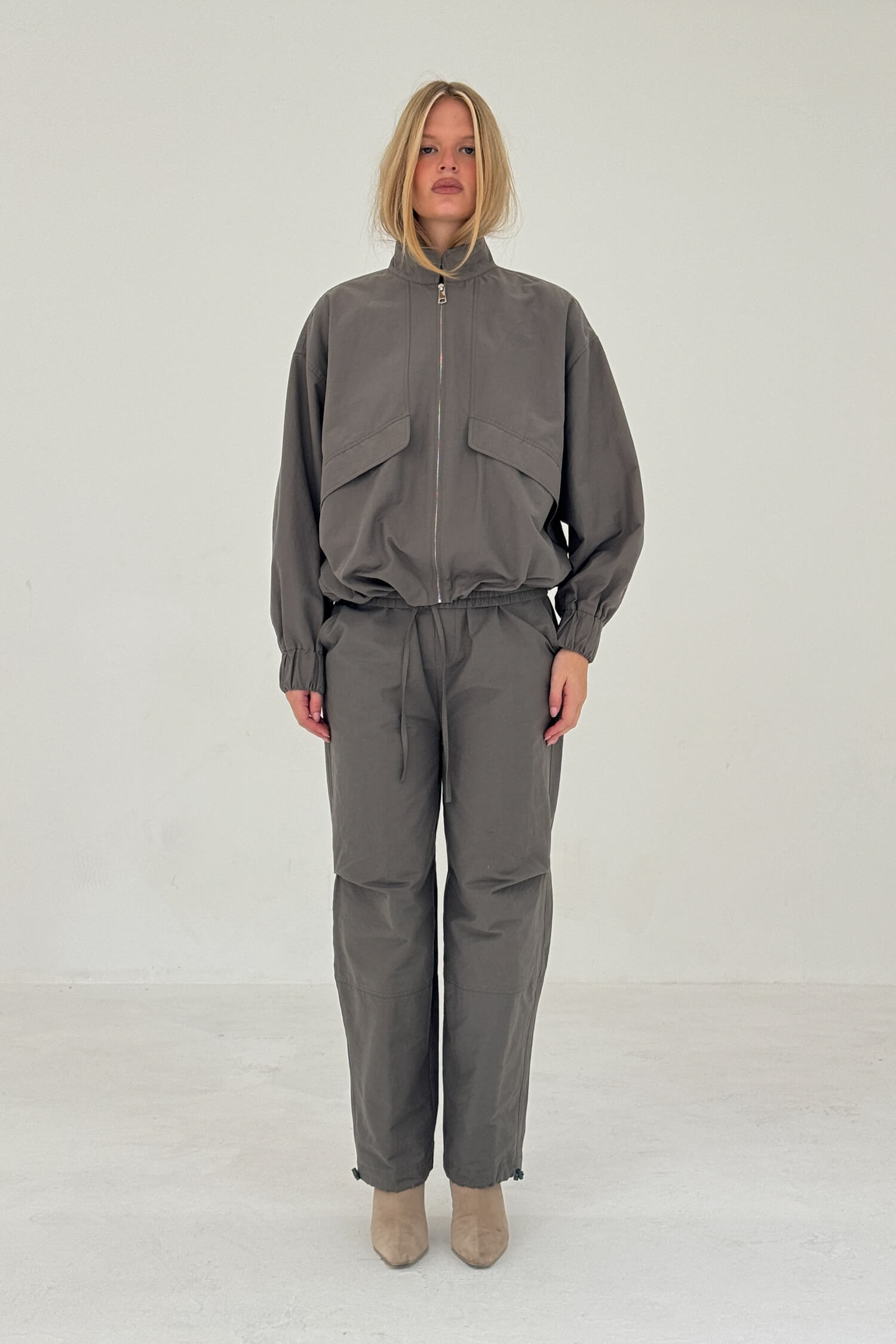 Findmenowthelabel sable pants in charcoal color, showing the stylish men&