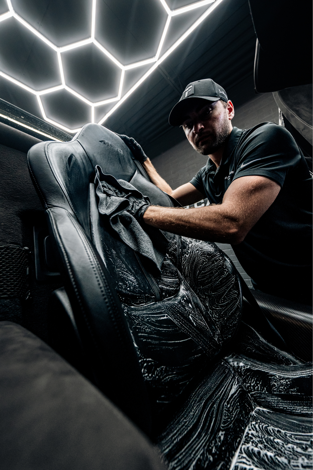 Blackline Car Care BLACKLINE® edgeless microfiber towel, soft and absorbent, ideal for car cleaning and detailing.