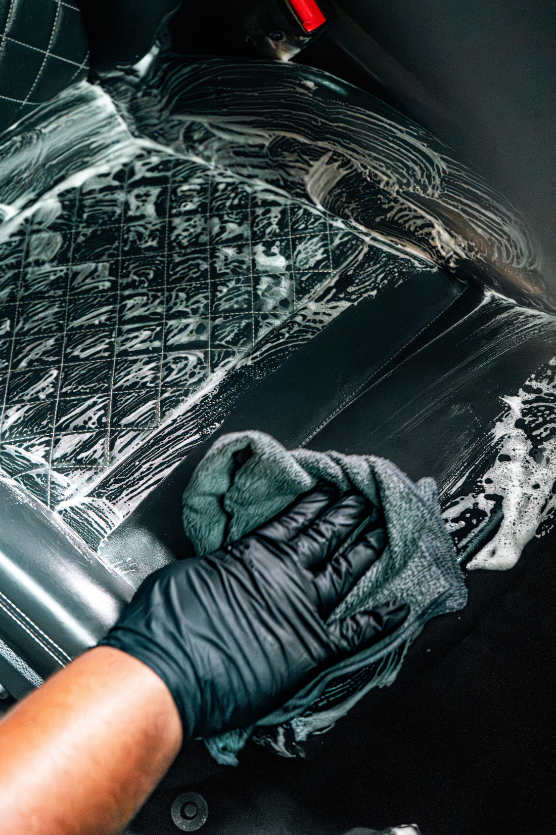 Blackline Car Care BLACKLINE® edgeless microfiber towel for car cleaning, showcasing soft, high-quality microfiber fabric.