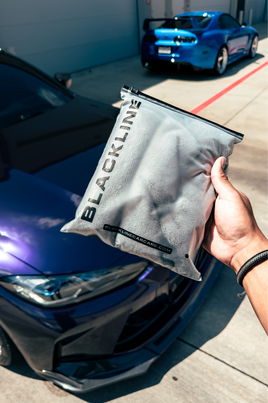 Blackline Car Care BLACKLINE® edgeless microfiber towel, lightweight and soft, ideal for car cleaning and detailing.