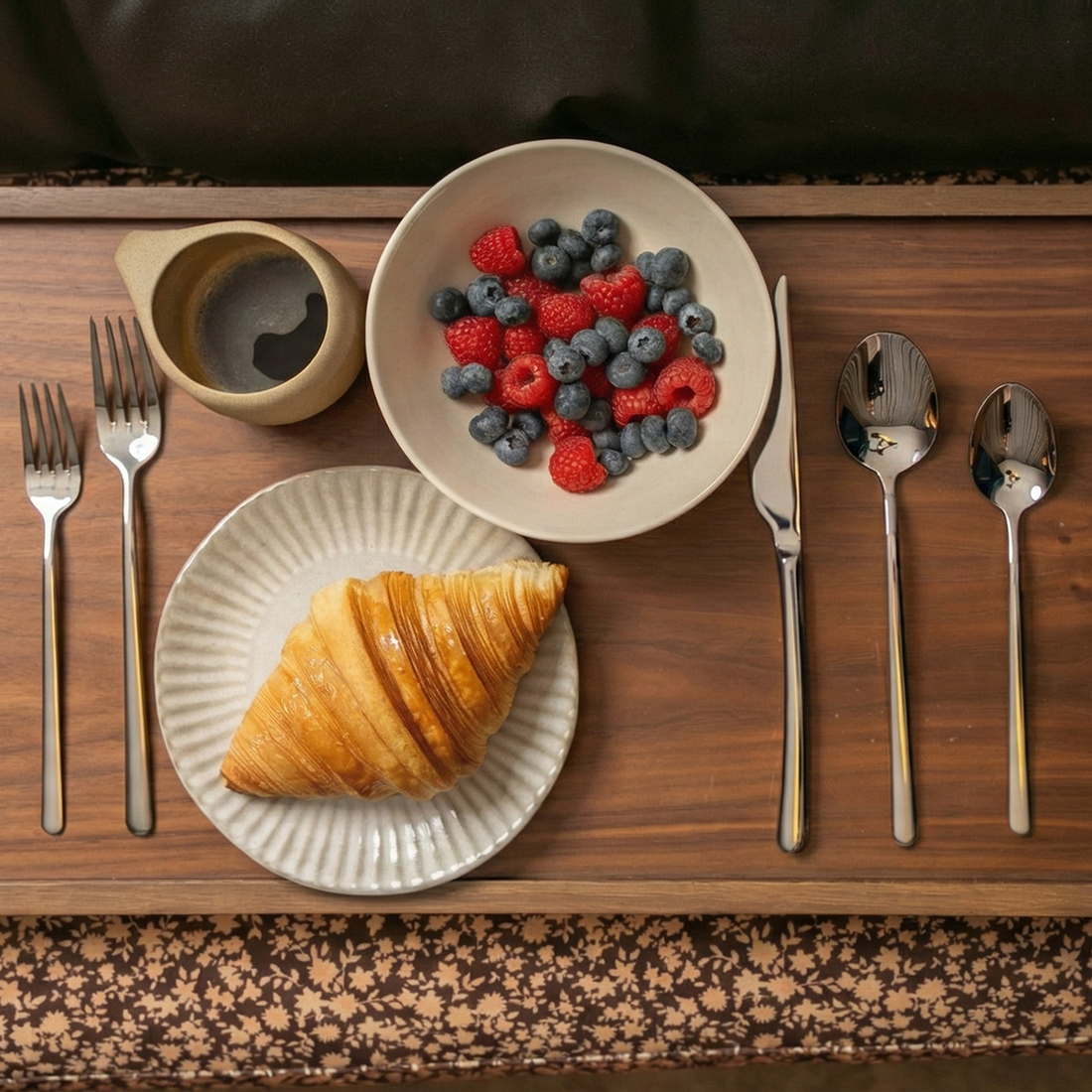 Italic Emilia mirror finish 20-piece flatware set featuring sleek forks, knives, spoons, and teaspoons for elegant dining.