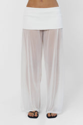 Findmenowthelabel RAEL white pants with a relaxed fit, featuring a smooth fabric and classic design, shown on a model.