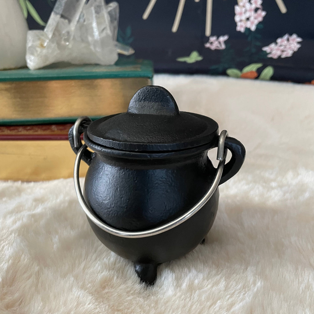 Evermore Everlasting cast iron cauldron with lid, sturdy black cooking pot for outdoor or traditional use.