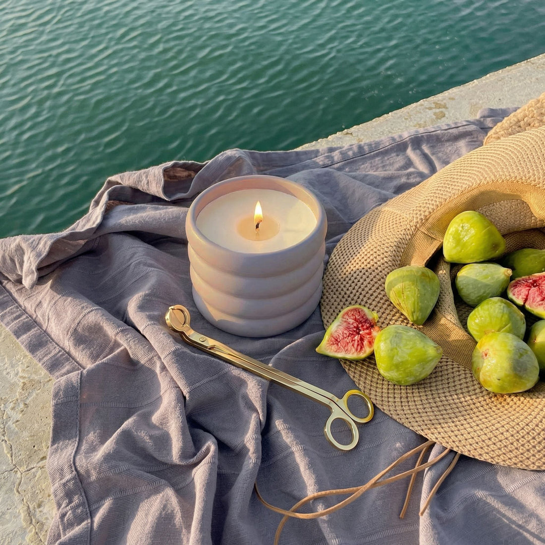 Italic soy wax ceramic candle with lilac fragrance, featuring a wick trimmer and elegant design in Provence style.