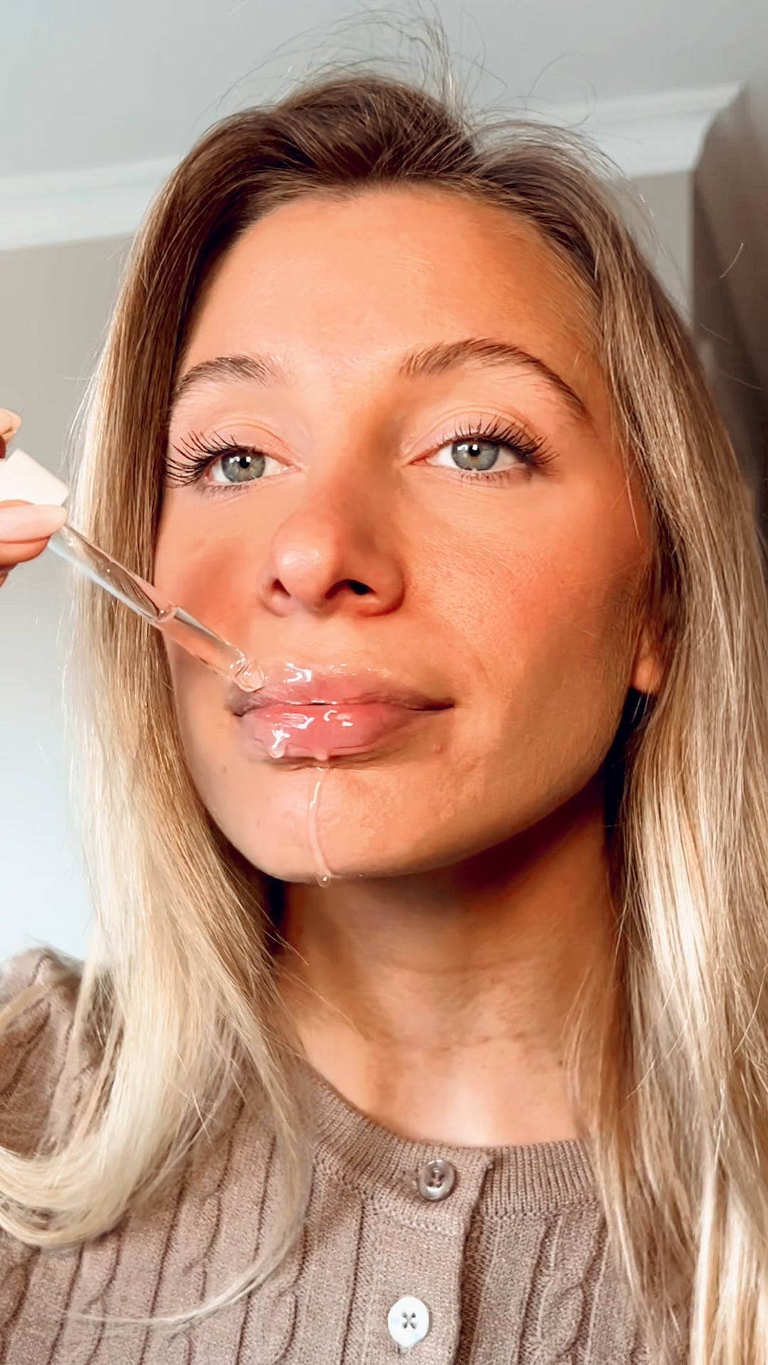 Pretty Farm Girl Hyaluronic Plumping Serum with Vitamin B5 and Snow Mushroom applied on lips, highlighting its hydrating, skin-nourishing formula.