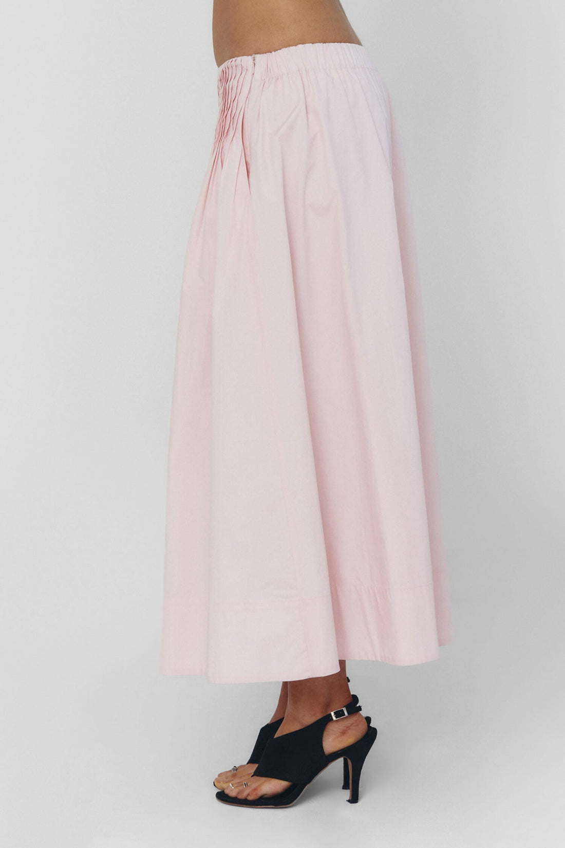 Findmenowthelabel UIARA skirt in baby pink, lightweight fabric, high waist, and flowy design, perfect for casual or dressy outfits.