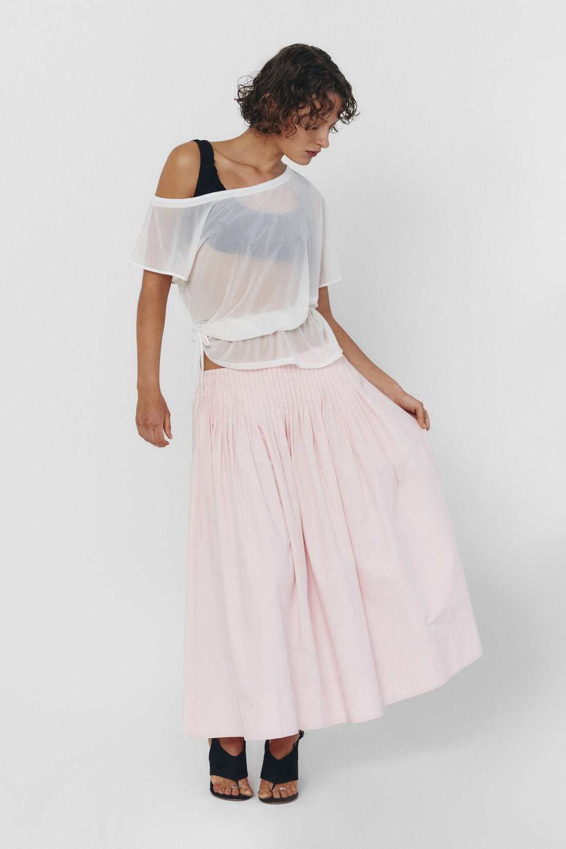 Findmenowthelabel UIARA skirt in baby pink, soft fabric, high-waisted design, and stylish fit perfect for casual or dressy looks.
