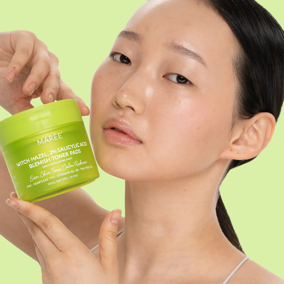 Maree Witch Hazel Clearing Pads with natural witch hazel for soothing and clarifying skin, displayed in a clear container.