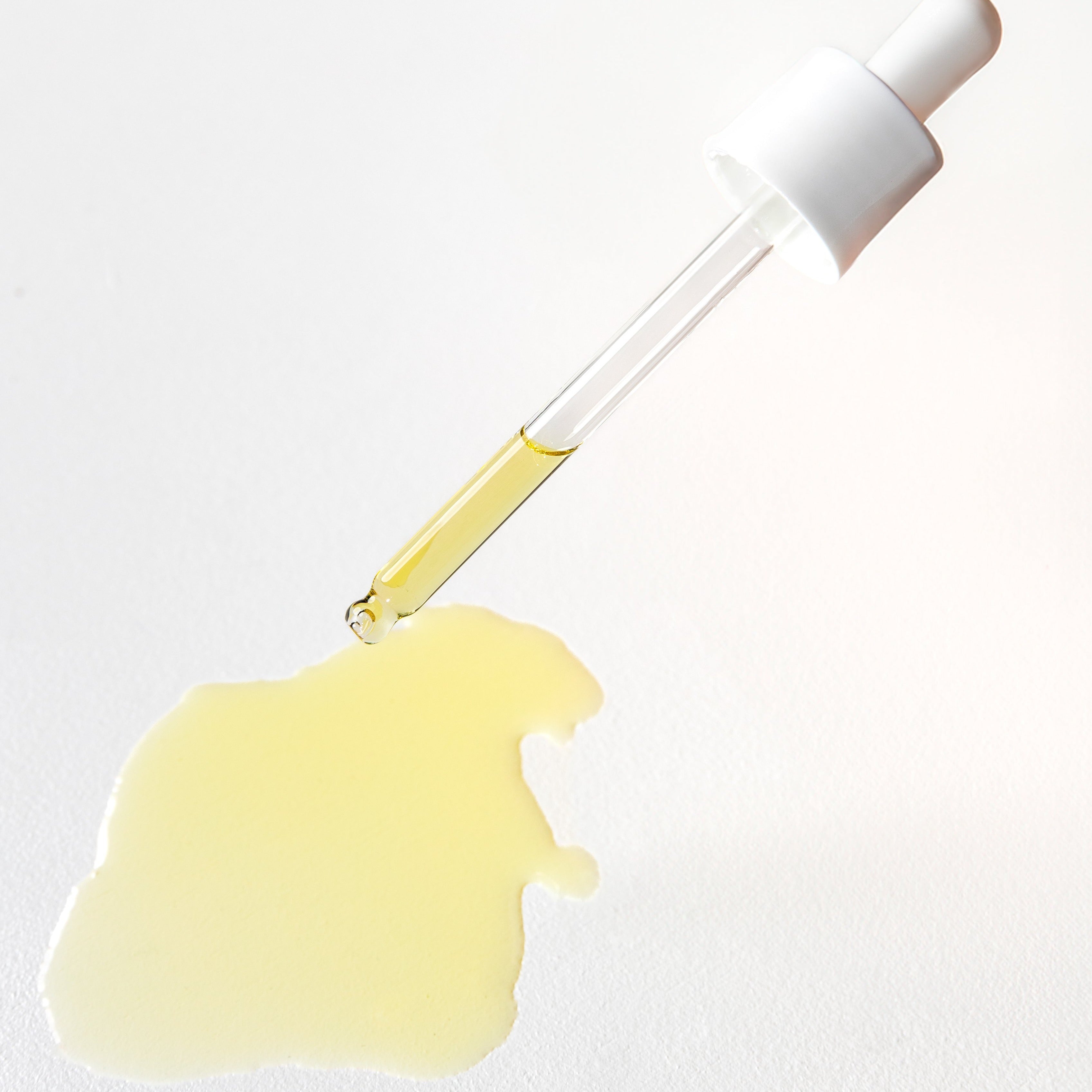 BEAUTOLOGY LAB Skin Hack Detox Face Oil, natural face oil with detoxifying ingredients, visible in a sleek bottle.