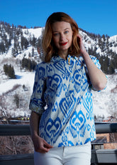Dizzy-Lizzie Cannes Popover shirt in blue and white Ikat print, lightweight casual shirt for women, XS size.