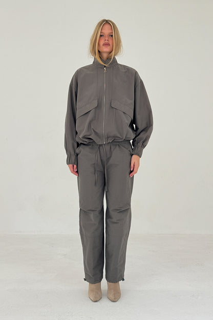 Findmenowthelabel sable pants in charcoal color, showing the stylish men&