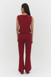 Maru raspberry-colored pants by findmenowthelabel, featuring a relaxed fit and stylish design, shown on a model.