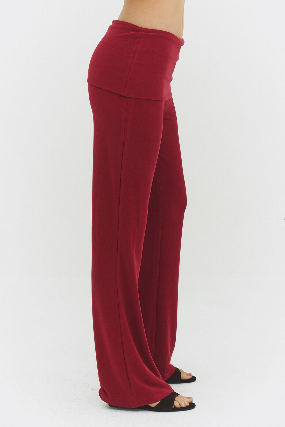 Findmenowthelabel MARU raspberry pants with a relaxed fit, shown in a stylish side view. Perfect for casual or trendy outfits.