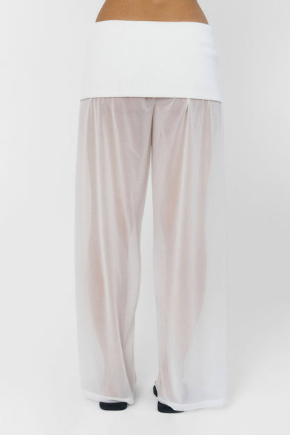 Findmenowthelabel white pants with a relaxed fit, featuring a smooth fabric and a classic waistband, shown on a model.