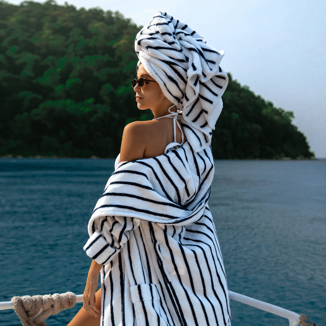 Unisex Ultraplush Australian cotton bathrobe from Italic, soft towel-like fabric with a relaxed fit and cozy collar.