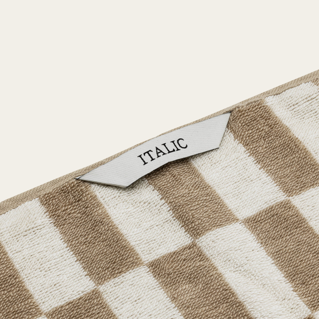 Pink Australian cotton washcloth with textured surface, part of Italic Pietra towel collection.
