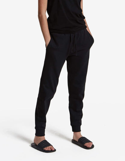 Black unisex fleece jogger pants from SpectraUSA, midweight sweatpants with a comfortable fit and casual style.