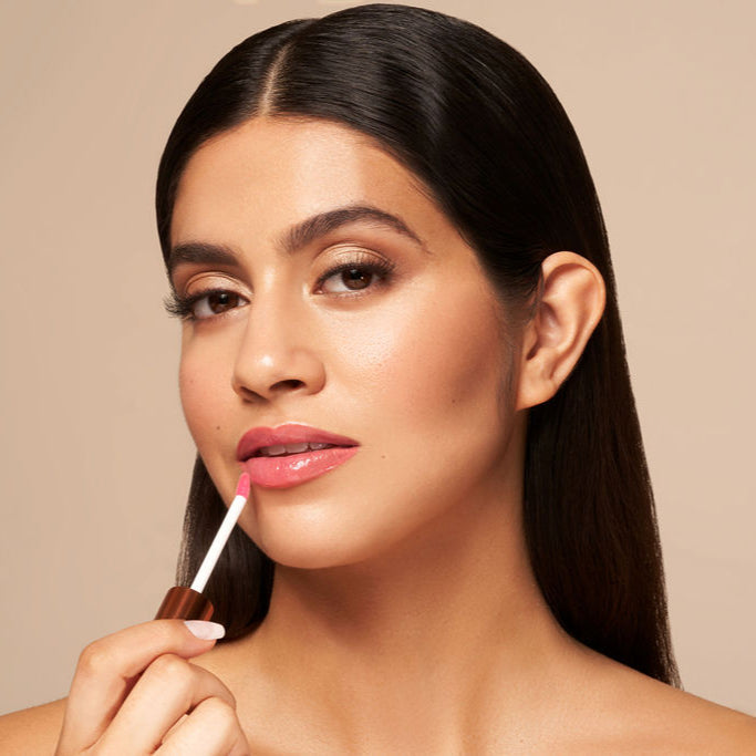 YENSA Luxe Lip Nourishing Oil with hyaluronic and vitamin E, pink sheen, smooth and glossy lip oil applied on lips.